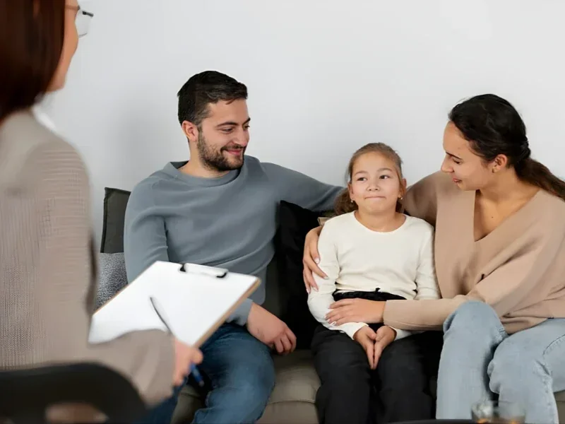 Familia en sesión con psicoterapeuta